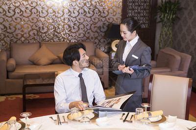 酒店餐廳服務員點菜